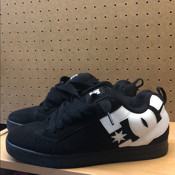 dc court graffik all black skate shoes